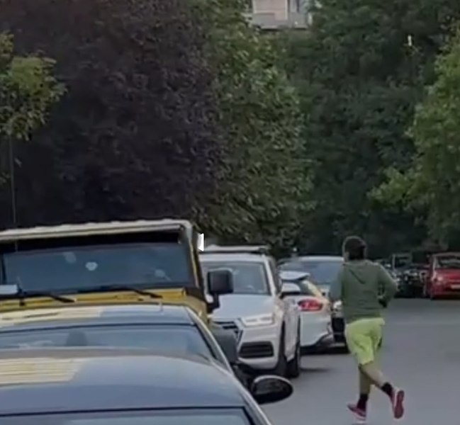 Mihai Pascu s-a prezentat în pantaloni scurți, alergând printre mașini, la secția de poliție, a doua zi după ce a contestat măsura controlului judiciar VIDEO