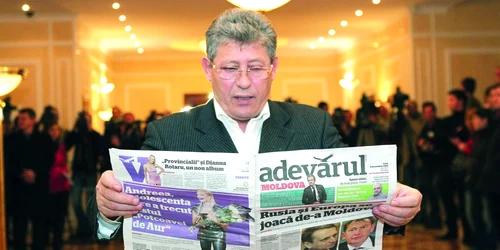 Mihai Ghimpu citeşte primul număr ”Adevărul”