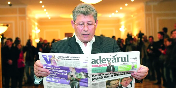 Mihai Ghimpu citeşte primul număr ”Adevărul”