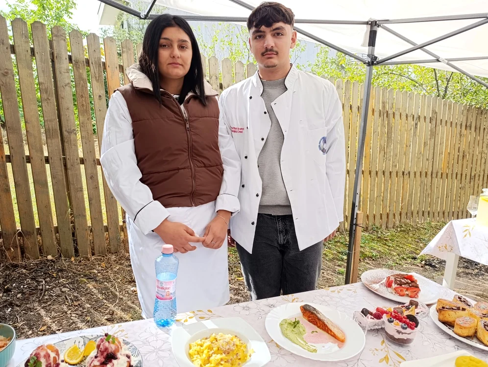 un_baiat_si_o_fata_in_fata_preparatelo_culinare