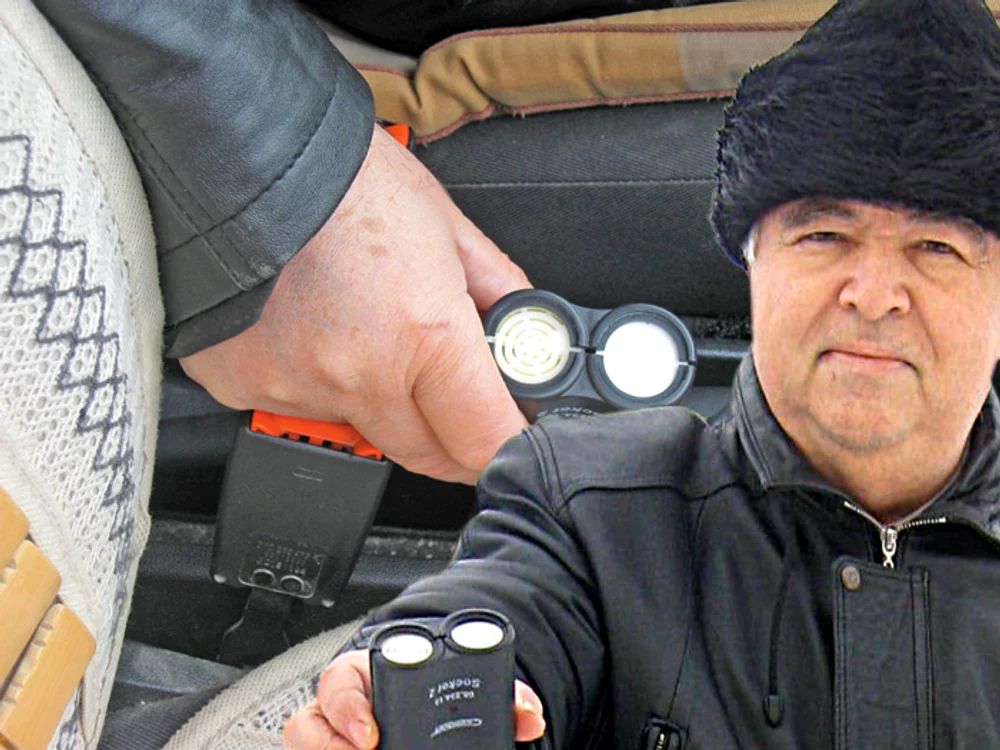 
    Invenţia profesorului Constantin Antohi are mărimea unui pachet de ţigări şi se conectează la  bricheta maşinii  