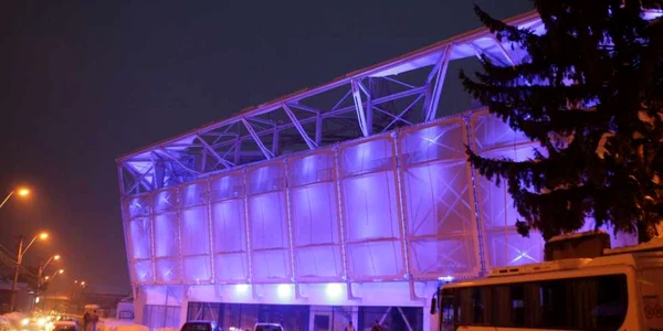 Prelata stadionului a cedat sub greutatea zăpezii. Foto Alex Policală
