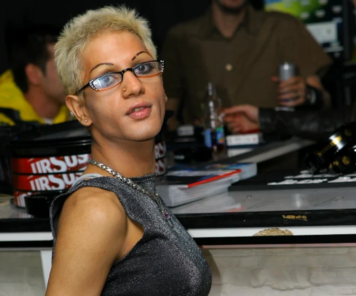 Naomi îşi încearcă de multă vreme norocul în muzică. Aşa arăta în 2009, la filmările unui videoclip într-un club bucureştean