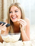 femeie care se uită la filme foto Shutterstock jpg