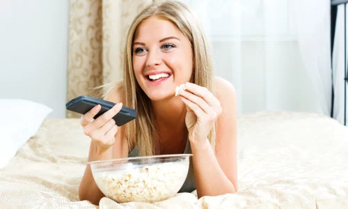 femeie care se uită la filme  foto   Shutterstock jpg