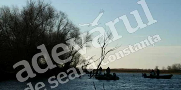Poliţiştii spun că tinerii braconau pe lacul Sinoe