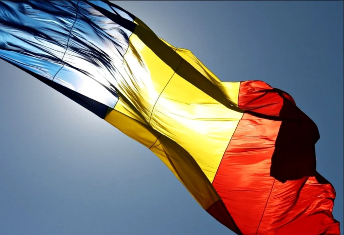 Steagul care flutură în inimile tuturor românilor, de bună credinţă, acoperind, ca ultim onor, trupurilor celor căzuţi la datorie, pentru singura noastră ţară. Unită. Mândră. Gazdă bună pentru toţi cei care o respectă.