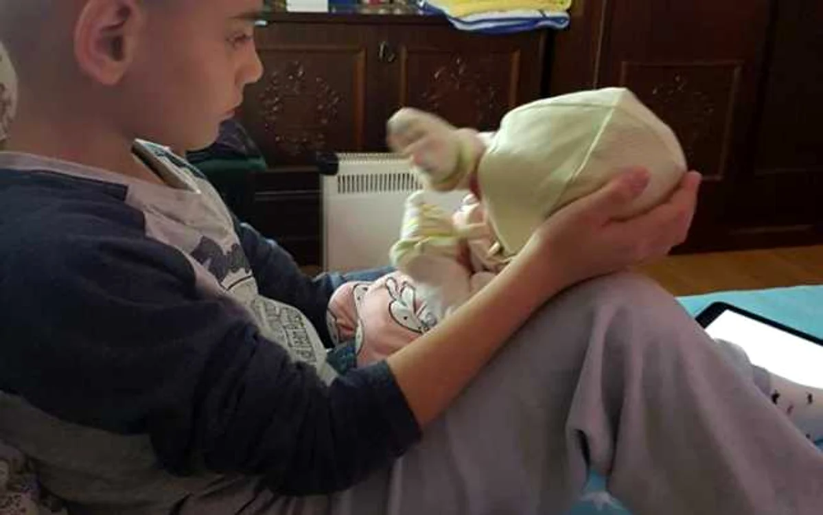 Cinci operaţii n-au mai putut repara o Cezariană. Mama al cărei abdomen e, de un an, o rană deschisă: „Mă termină faptul că nu-mi pot ţine copilul în braţe”