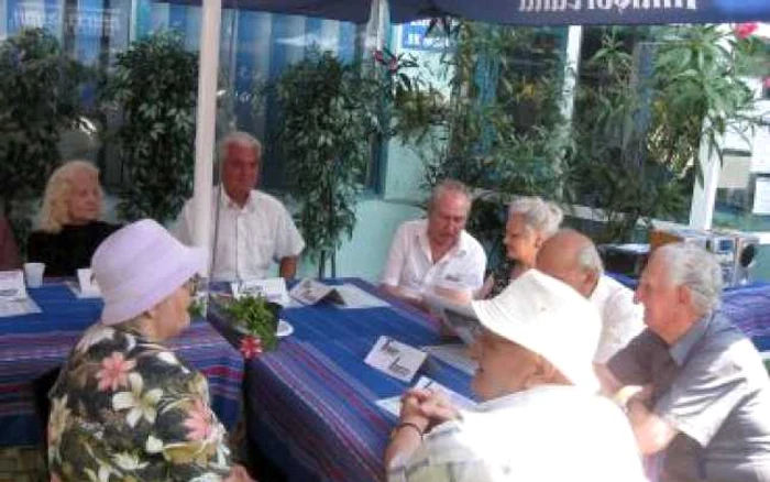 Râmnicu Vâlcea: Octogenarii sărbătoriţi la terasa pensionarilor au dezvăluit secretul longevităţii
