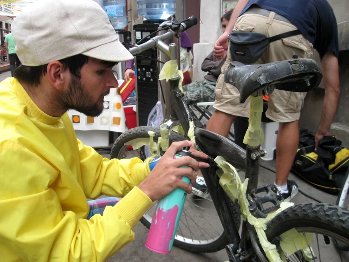 Alex Baciu lucrează în jur de două ore la o bicicletă