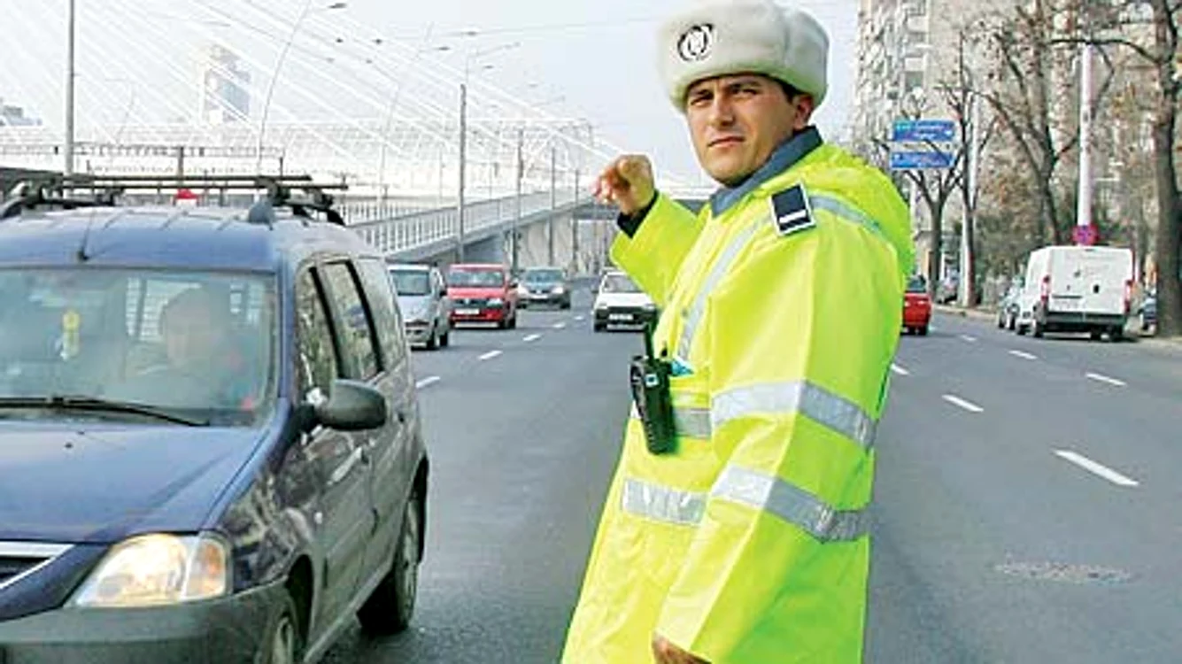 
    Agentul Costi Ungureanu e un fericit. Soţia lui nu-l ceartă  că de Revelion va fi tot pe străzi,  dirijând traficul  