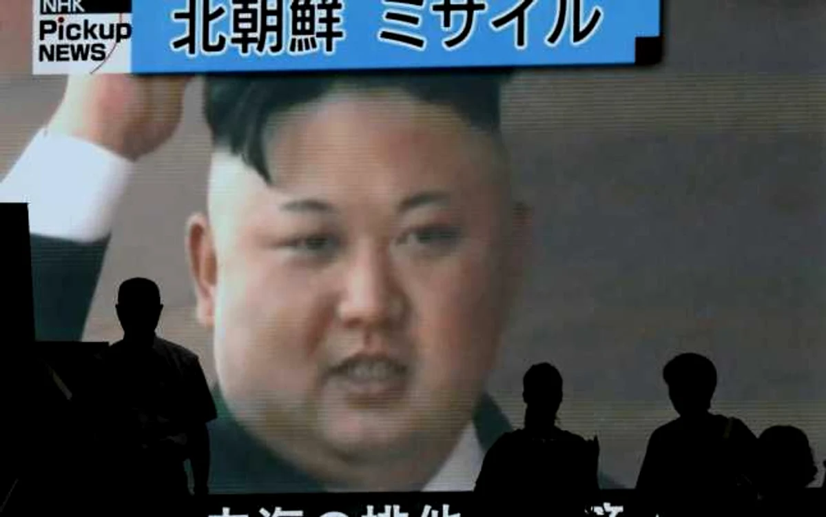 Tokyo, trecătorii i-au la cunoştinţă noul test ICBM al Coreei de Nord/Foto: EPA