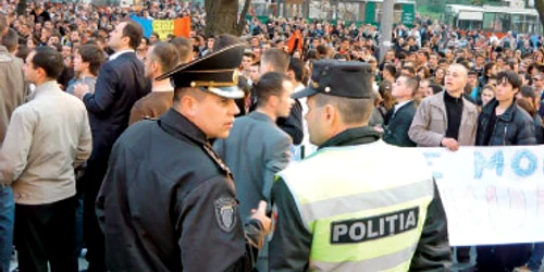 Poliţiştii acuzaţi de tortură ameninţă cu greva