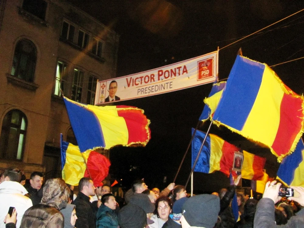 Protest în faţa sediului PSD, sub bannerul cu Victor Ponta Foto S. Ionescu