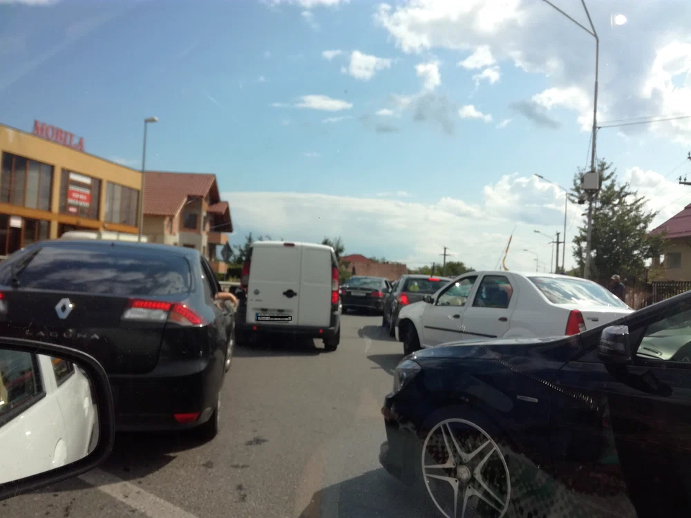 Ambuteiaj pe șoseaua de centură a municipiului Râmnicu Vâlcea din cauza unui accident rutier Foto DM