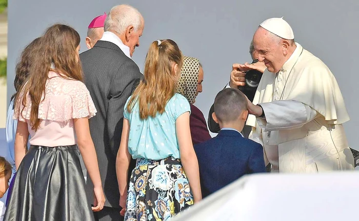 Toţi cei 28 de membri ai frumoasei familii sunt credincioşi