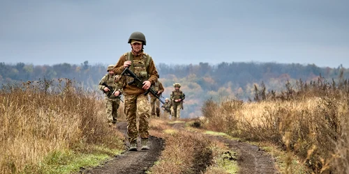 Membri ai brigăzii Hartia se antrenează înainte de ajunge pe front FOTO EPA EFE jpg