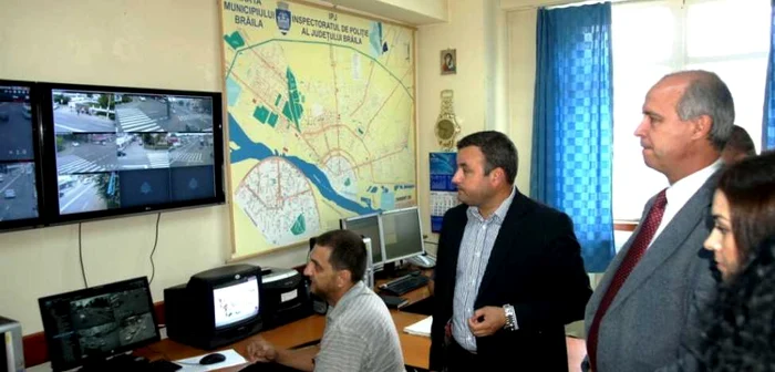 Şeful Poliţiei, cms. şef Mircea Vizitiu, alături de primarul Brăilei, Aurel Simionescu, la deschiderea monitoarelor de supraveghere. FOTO: Poliţia Brăila