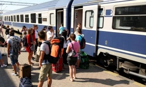 trenurile soarelui calatori pe peron jpeg