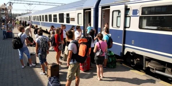 trenurile soarelui calatori pe peron jpeg