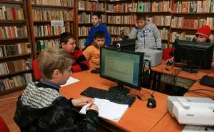 Manualele şcolare se vor muta de pe rafturi în format digital
