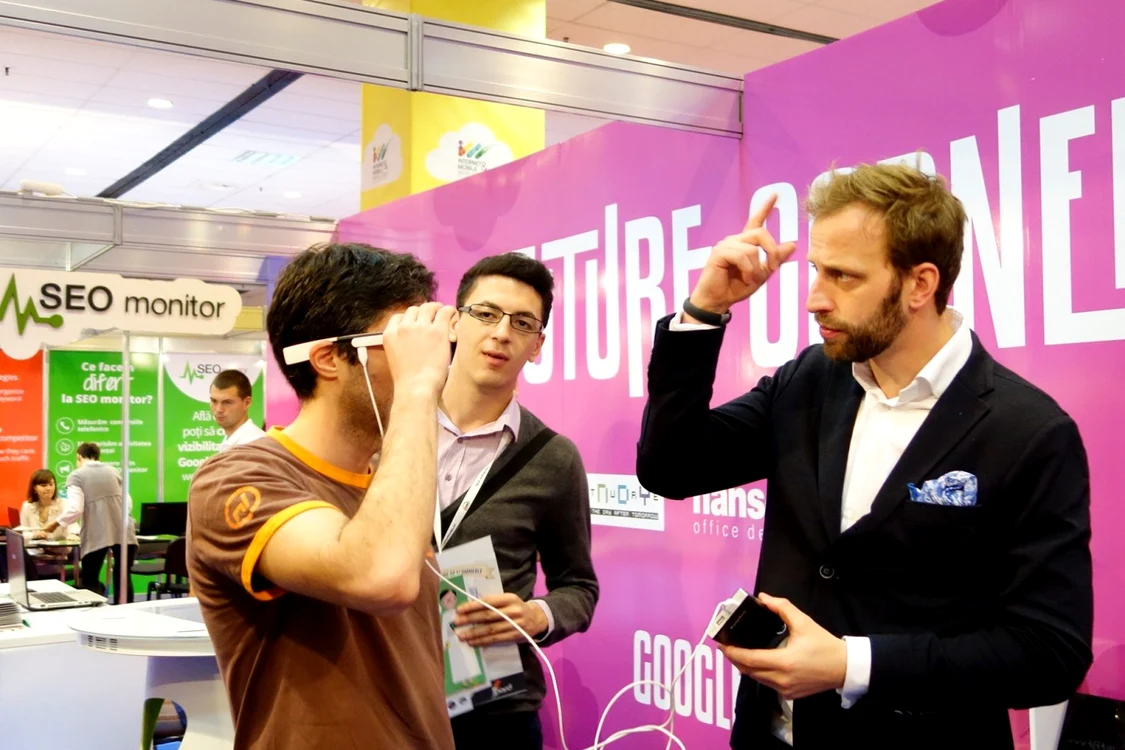 Nick Sohnemann, fondator şi managing partner Future Candy, prezintă Glass. FOTO Adevărul