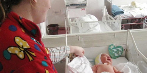 Mămicile şi bebeluşii ar urma să stea în rezerve de lux, după modernizarea maternităţii 