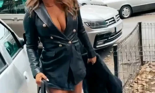 Loredana, sexy într o ținută de piele jpeg