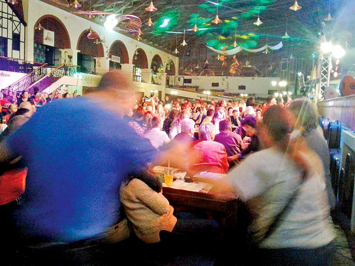 Cei prezenţi au încins hora, pe melodiile artistei