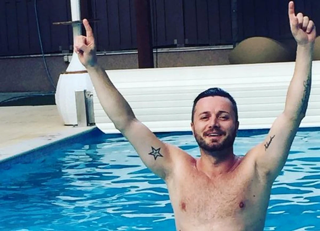 
    Tavi Clonda s-a pozat în timp ce se răcoreşte în piscinăfoto: arhiva personală  