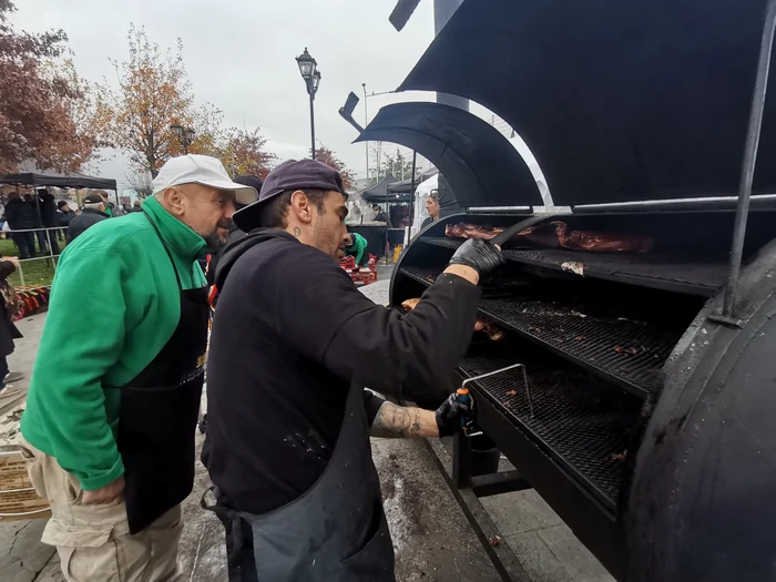 Carnea a fost gătită lent, într-un cuptor special FOTO: Alina Mitran