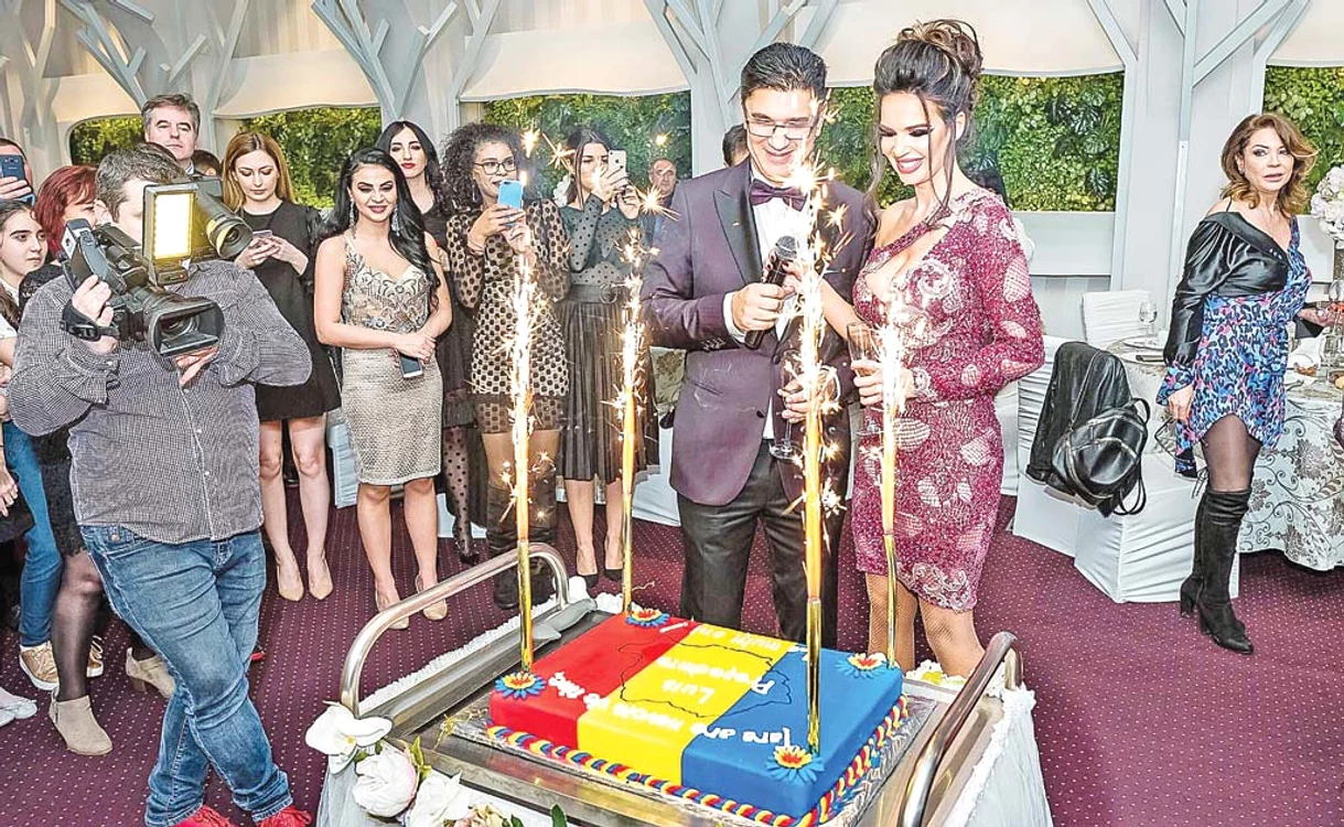 Luis Lazarus a fost sărbătorit cu un tort special, iar iubita lui, Andreea, i-a fost alăturiFoto: Ştefan Ovidiu