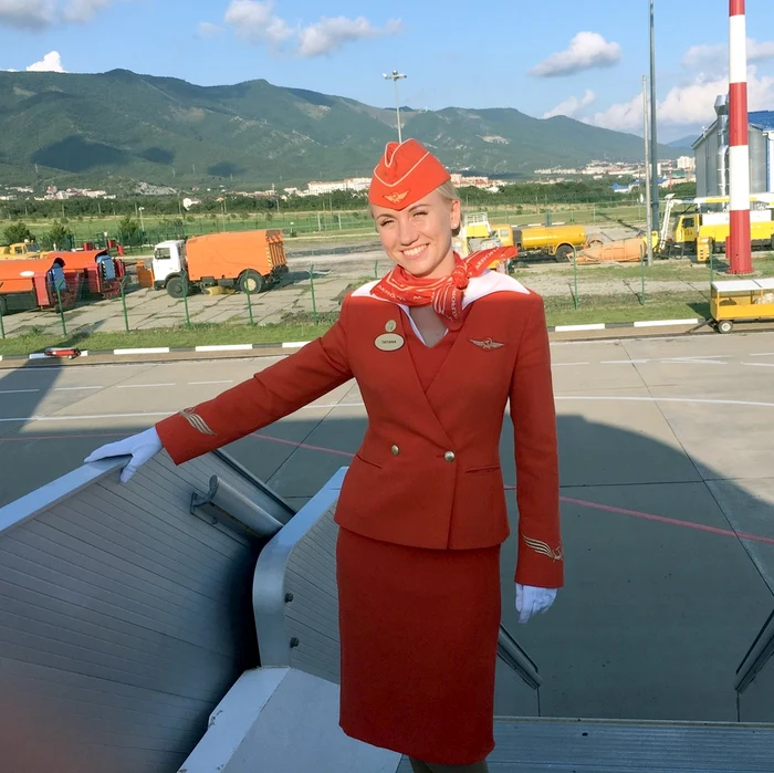 Tatiana Kasatkina a fost nevoită sî îi ia de guler pe pesageri și să îi arunge pe scara gonflabilă pentru a-i salva