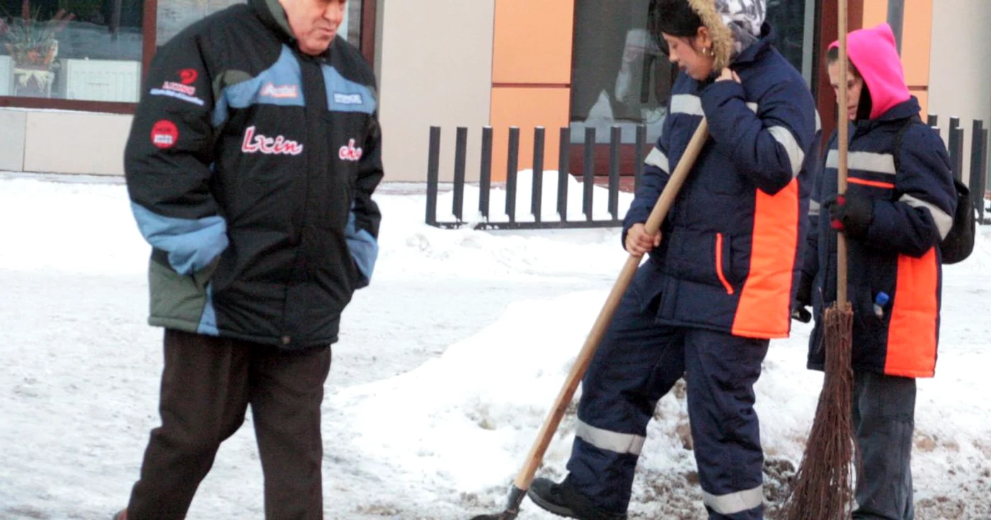 Munca muncitorilor de la Salubritate este considerată de mulţi pietreni ruşinoasă