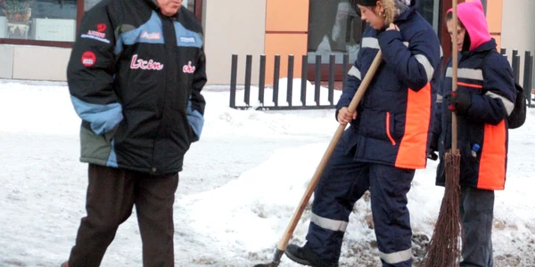 Munca muncitorilor de la Salubritate este considerată de mulţi pietreni ruşinoasă