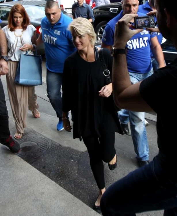 Erika Eleniak în România