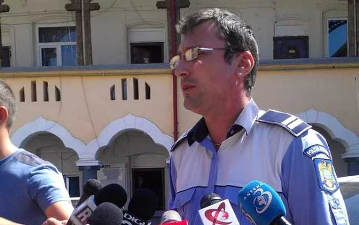 Poliţistul Ionuţ Preda, agentul principal de la Secţia de Poliţie Rurală Coşoveni, a fost nevoit să folosească arma din dotare