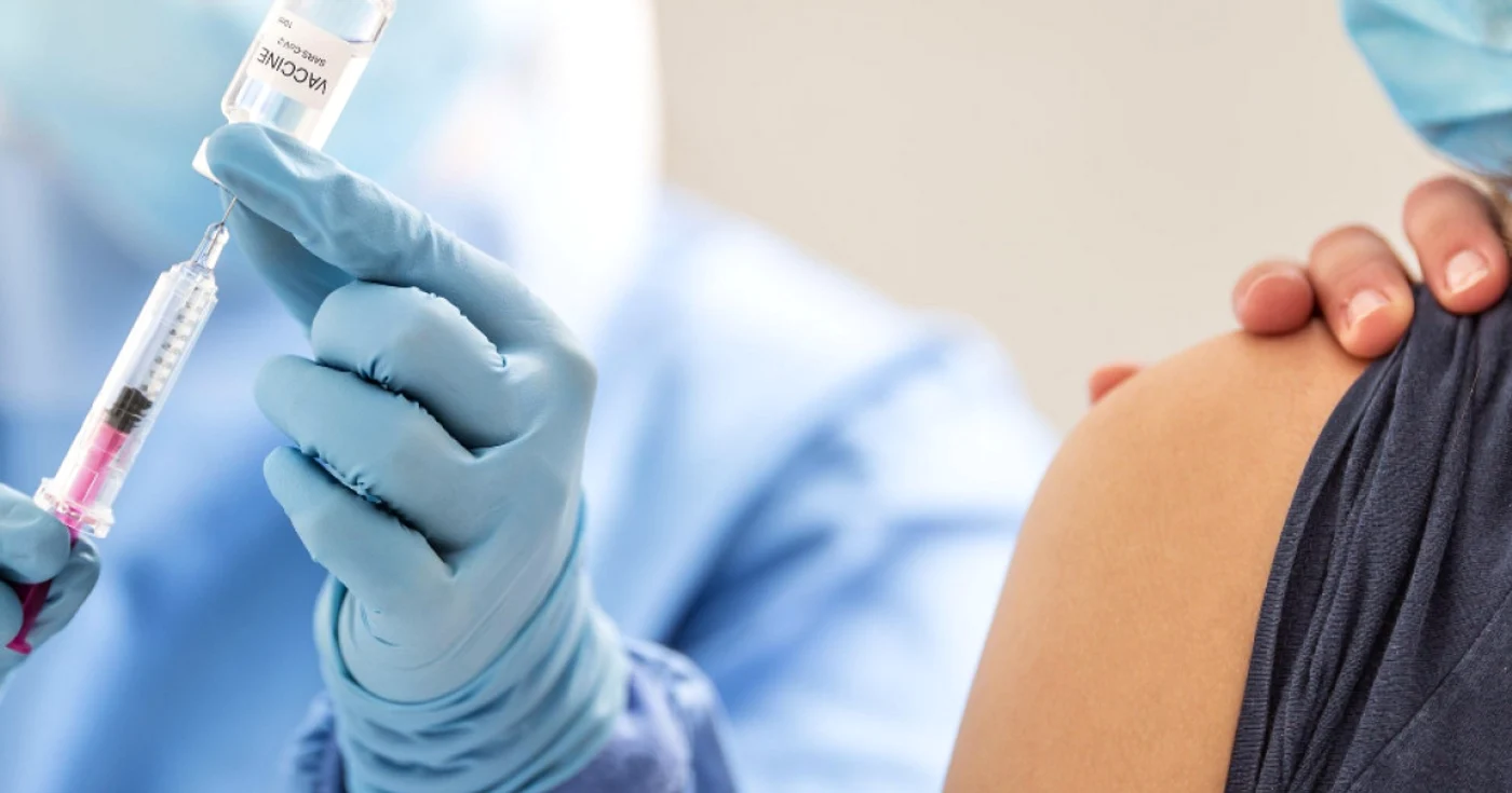 Un cadru medical pregătește seringa pentru vaccin