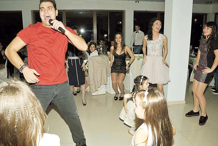 Valentina, alături de Bursucu, fostul coregraf de la „Dansez”, care a întreţinut atmosfera la petrecere (Fotografii: Arhivă personală)