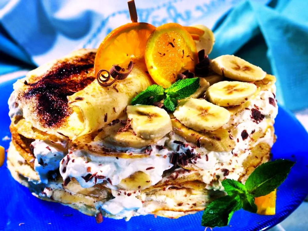 Tort de clătite cu banane şi frişcă