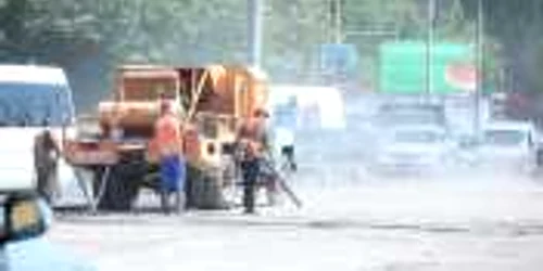 Pe strada Petrican se repară drumul
