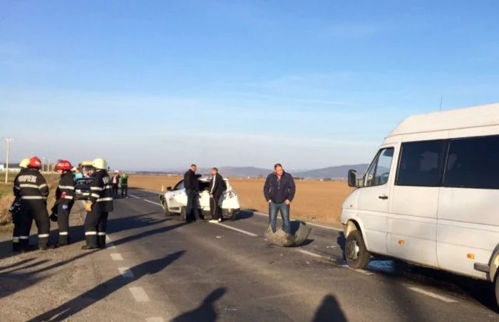 Trei echipaje SMURD au fost trimise la locul accidentului pentru acordarea primului ajutor