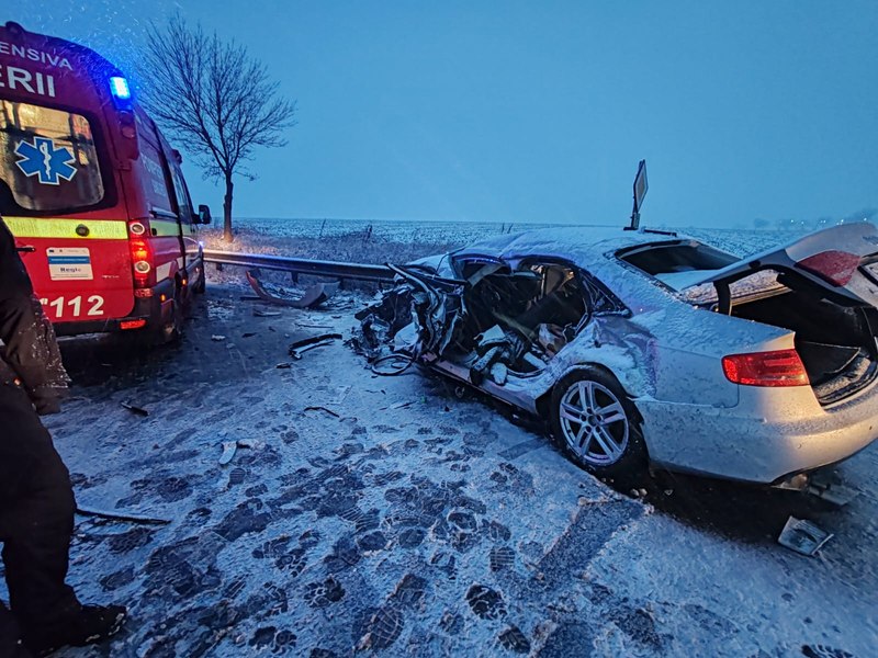 Ultimele clipe din viaţa unui tânăr prins într-un accident de groază. Coliziune între două TIR-uri şi două maşini pe E 85 FOTO