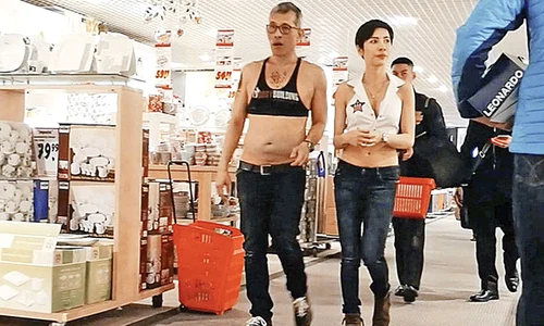 În 2016 regele Thailandei a fost surprins de fotoreporterii germani purtând nişte haine bizare  jpeg