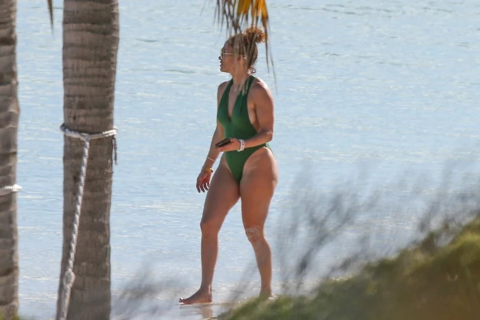 12 jennifer lopez in costum de baie jpg jpeg