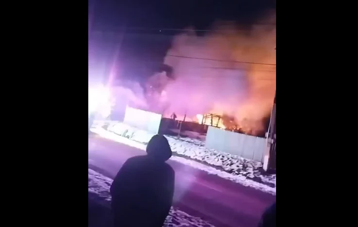 Un bărbat de 80 de ani, scos în stare gravă dintr-un incendiu devastator care i-a mistuit casa. Bătrânul are arsuri pe 80% din suprafaţa corpului