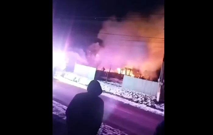 Un bărbat de 80 de ani, scos în stare gravă dintr-un incendiu devastator care i-a mistuit casa. Bătrânul are arsuri pe 80% din suprafaţa corpului