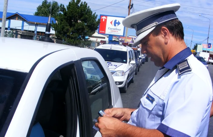 POliţişti au aplicat ameniz în trafic    Foto: Adevărul