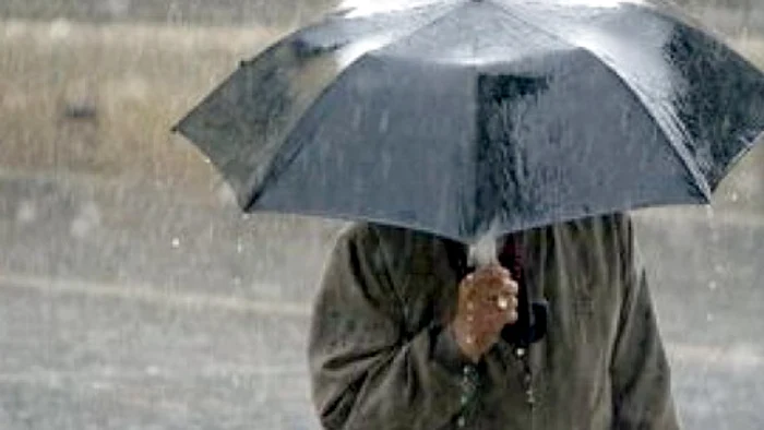 Umbrelele sunt necesare. Plouă până mâine la ora 8.00