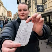 Cum a ajuns o femeie din Marea Britanie mai bogată decât Elon Musk  Suma cu 15 zerouri pe care o deține pe un card cadou FOTO X jpg